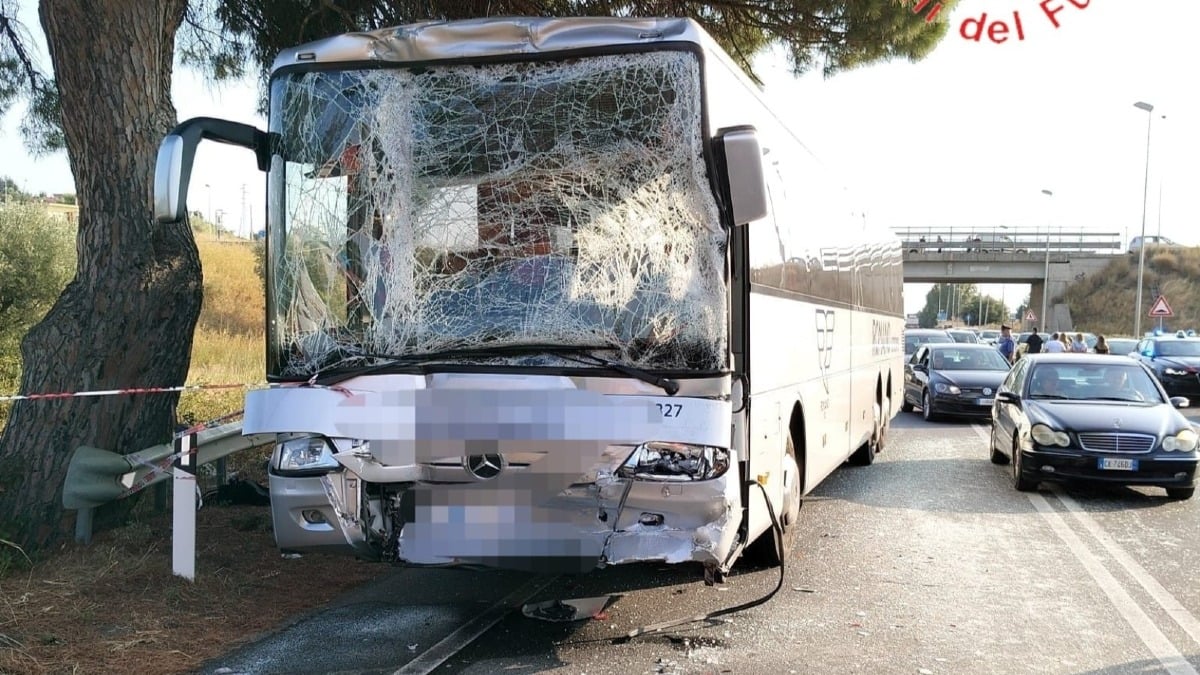 Incidente sulla SS106: coinvolti due autobus con studenti, feriti lievi - 