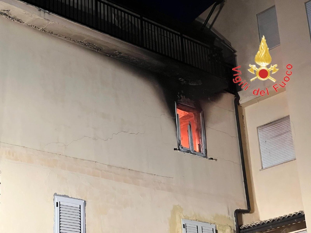Incendio devasta abitazione a Cariati: danni al solaio e ai piani superiori - 