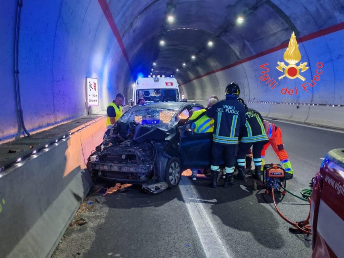 Ennesimo incidente sulla 106, giovane donna estratta dall’auto dai Vigili del Fuoco - 