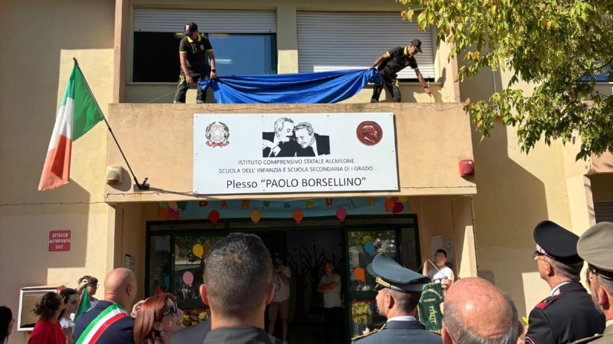 (FOTO) Crotone - Via Saffo, intitolati due plessi a Falcone e Borsellino - 