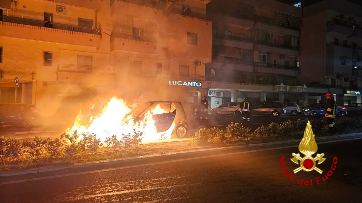 Crotone - Auto prende fuoco in strada - 