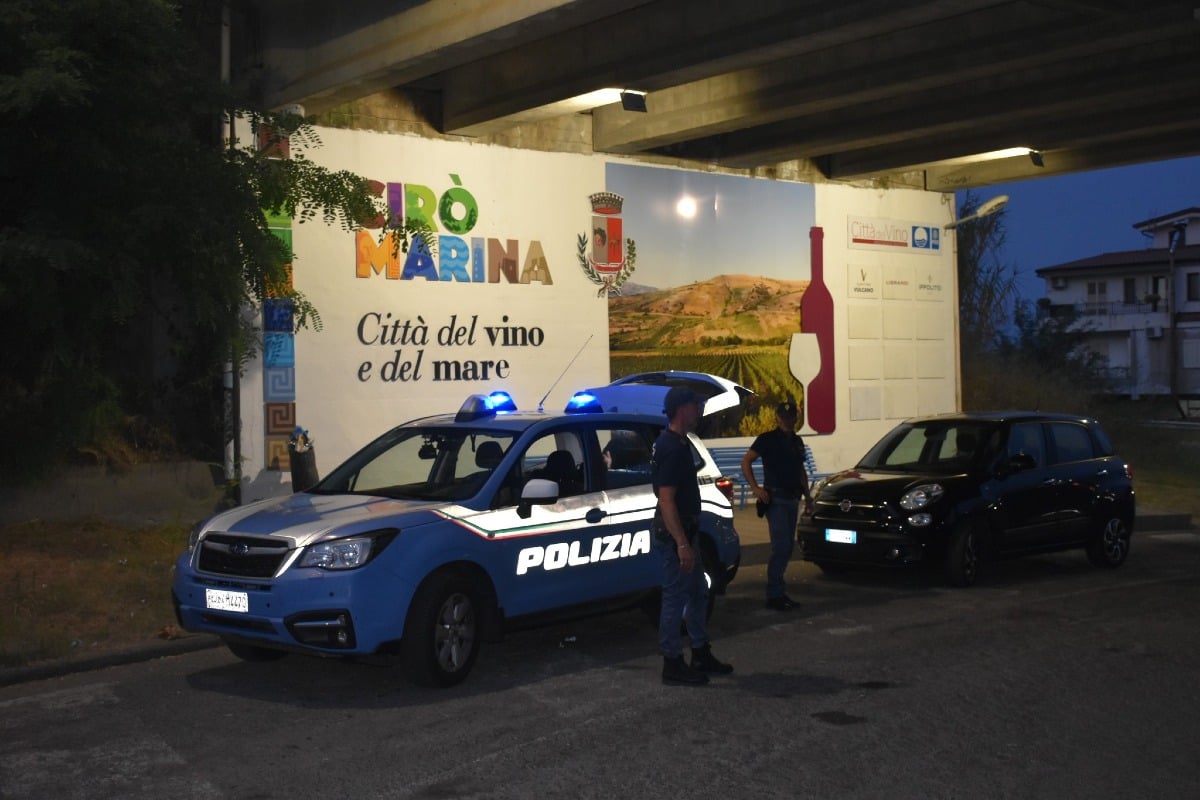 Crotone e Cirò Marina: Polizia di Stato intensifica i controlli, eseguita misura cautelare e elevate sanzioni - 