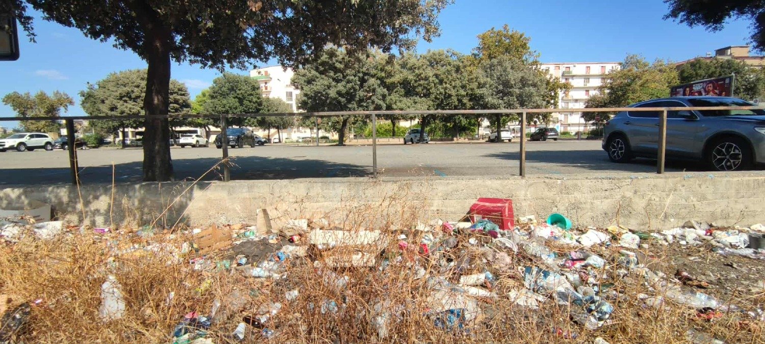(FOTO) Nei Quartieri di Crotone - Una discarica tra l'indifferenza generale in centro città - 