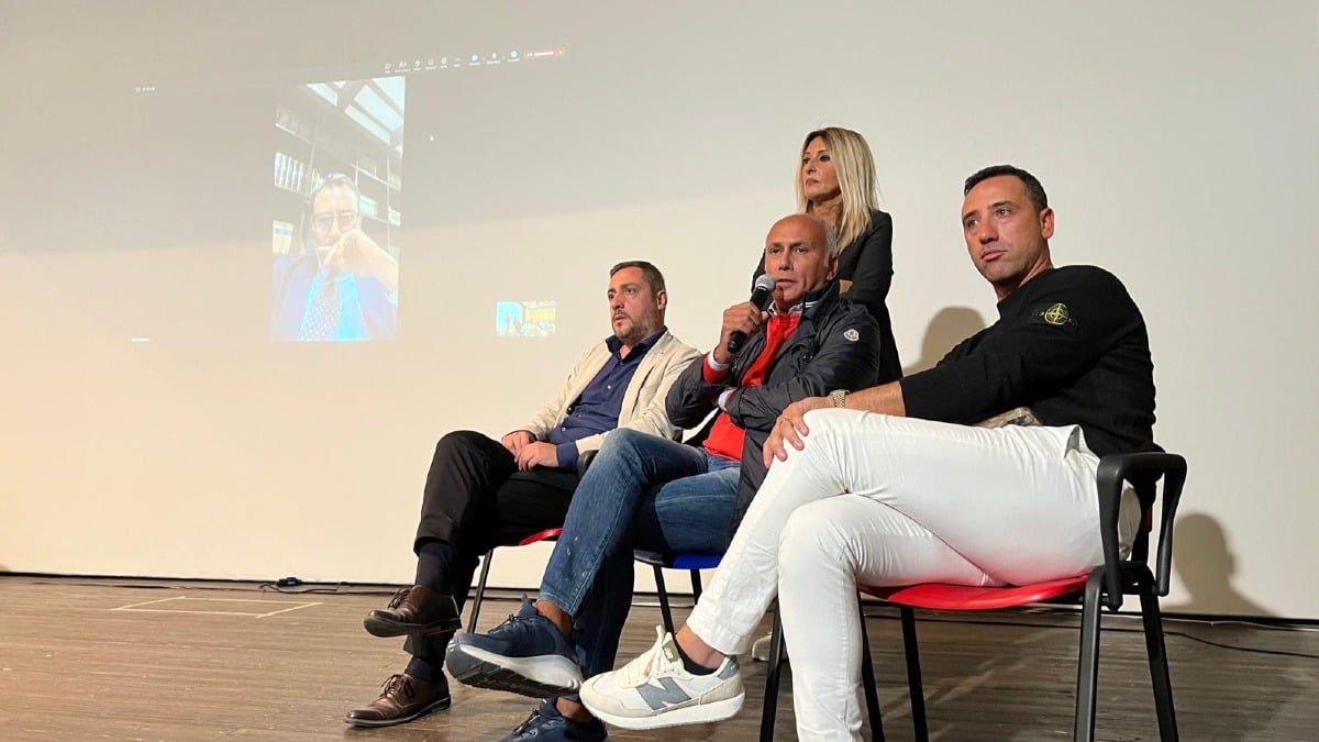 Cosenza, Franz Caruso all’assemblea dei tifosi: “Rivisiteremo la convenzione sullo Stadio San Vito-Marulla” - 
