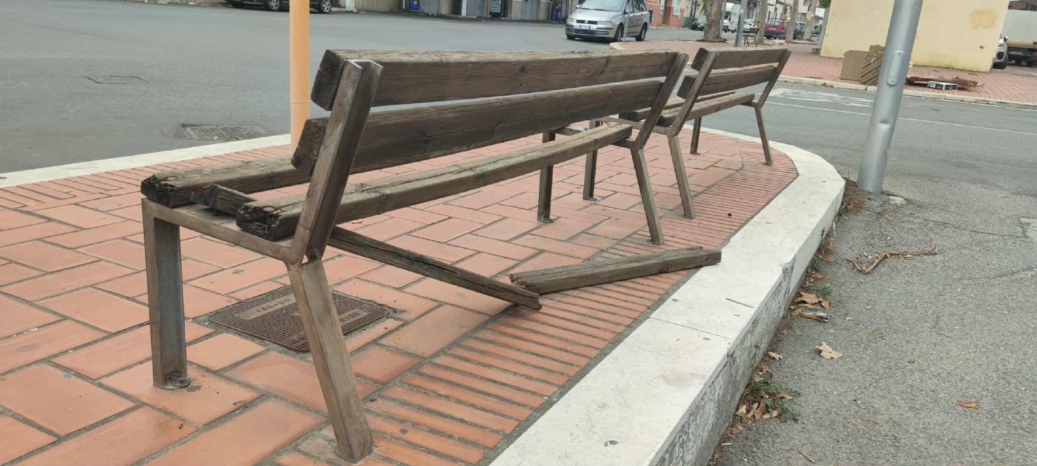 (FOTO) Nei Quartieri di Crotone - Moria di panchine in via Mario Nicoletta: al peggio non c'è mai fine - 