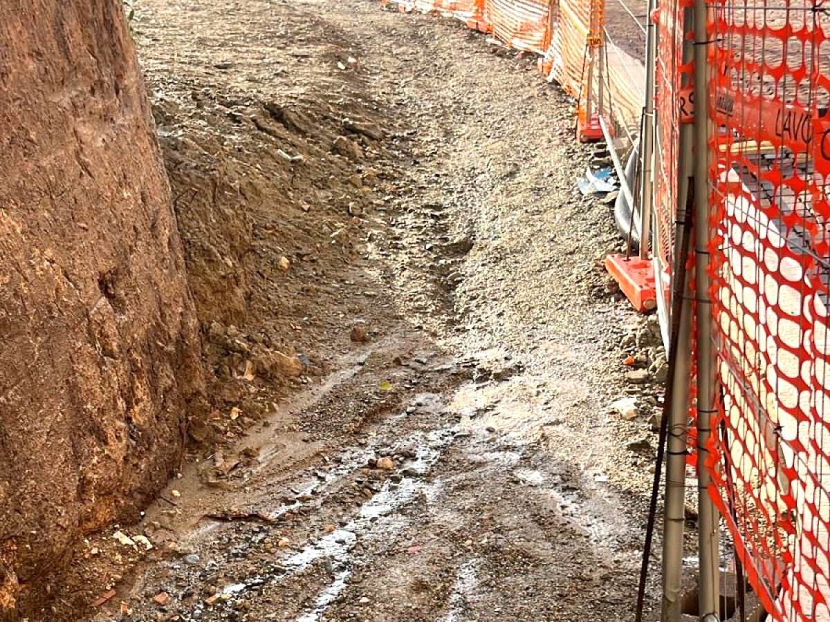 Crotone - Cantieri e pioggia: studenti tra il fango - 
