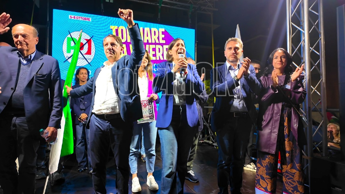 (VIDEO) Crotone, Schlein e Bersani sul palco con Tridico: “Sanità al collasso, serve svolta” - 