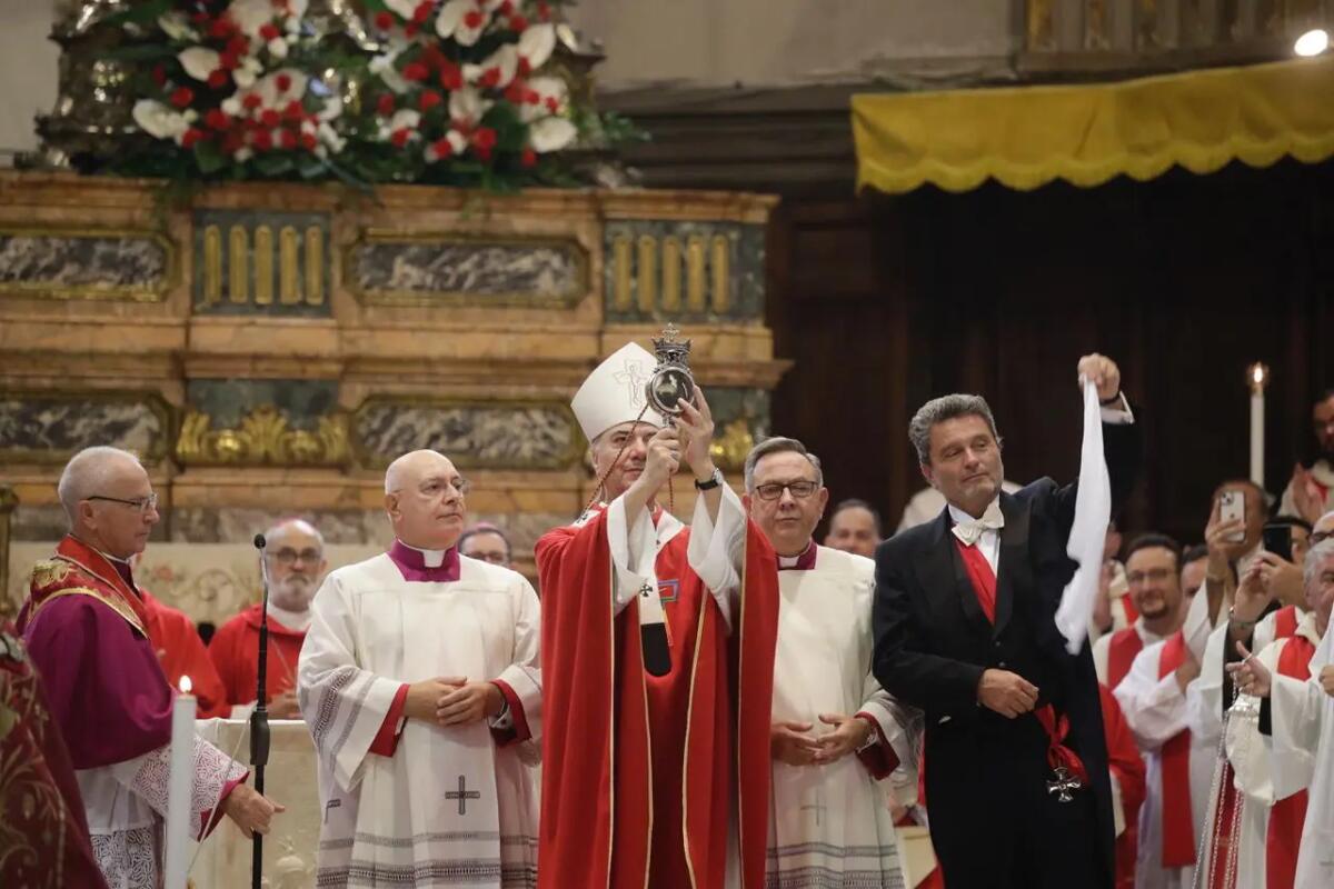 A Napoli si ripete il miracolo di San Gennaro, il sangue si è sciolto - 