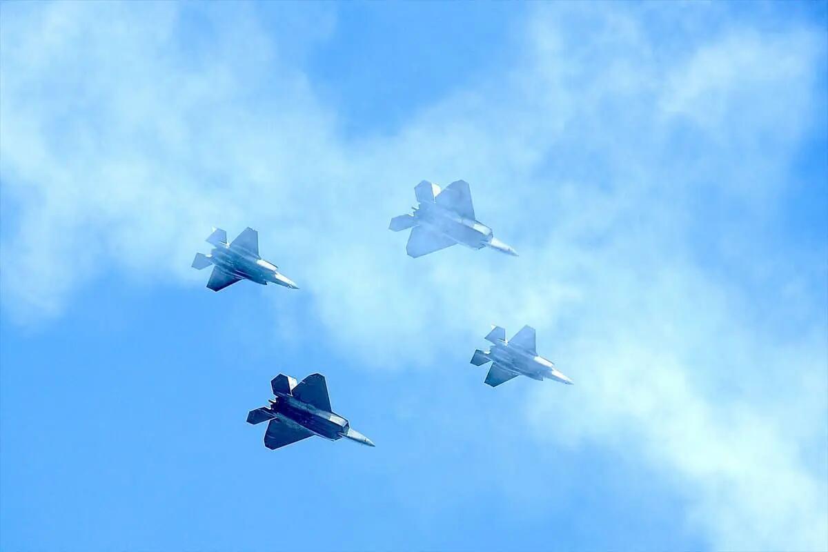 La Polonia abbatte droni russi nel suo spazio aereo -