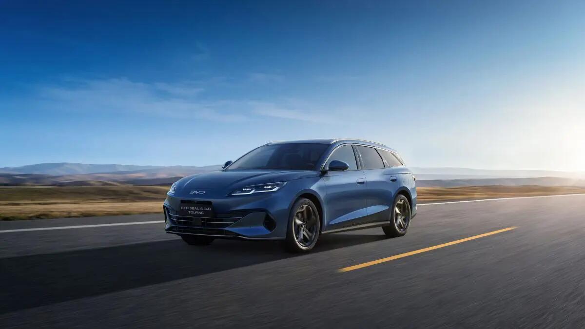 1.500 Km senza fermarsi, arriva la nuova BYD Seal 6 DM-i -