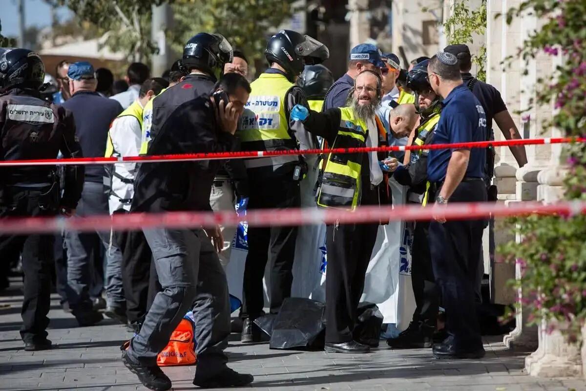 Attentato a Gerusalemme, 4 morti e almeno 15 feriti. Uccisi 2 terroristi -