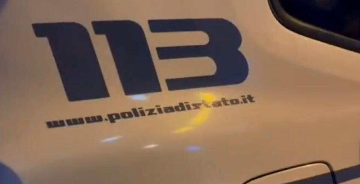 Napoli, marito la ferisce con un coltello ma lei reagisce e lo uccide -