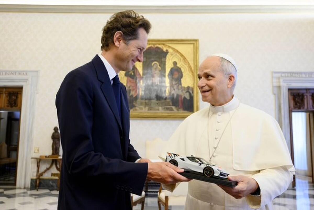 Papa Leone XIV riceve in udienza privata John Elkann e la moglie Lavinia Borromeo - 