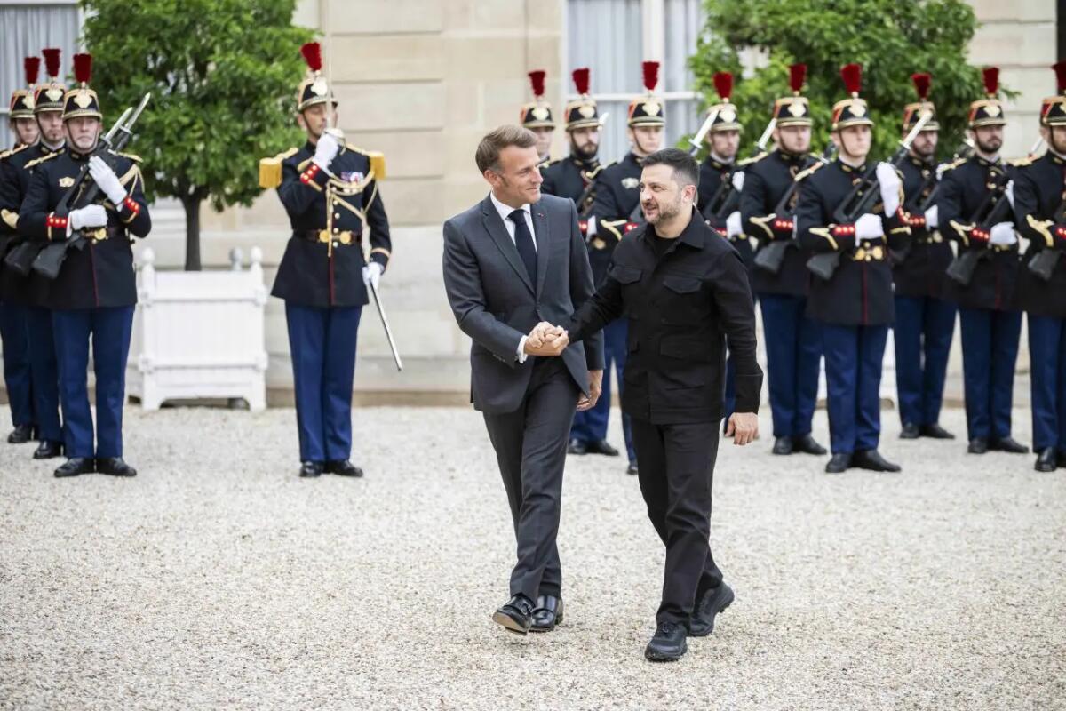 Macron con Zelensky “Europei pronti a fornire garanzie di sicurezza” -