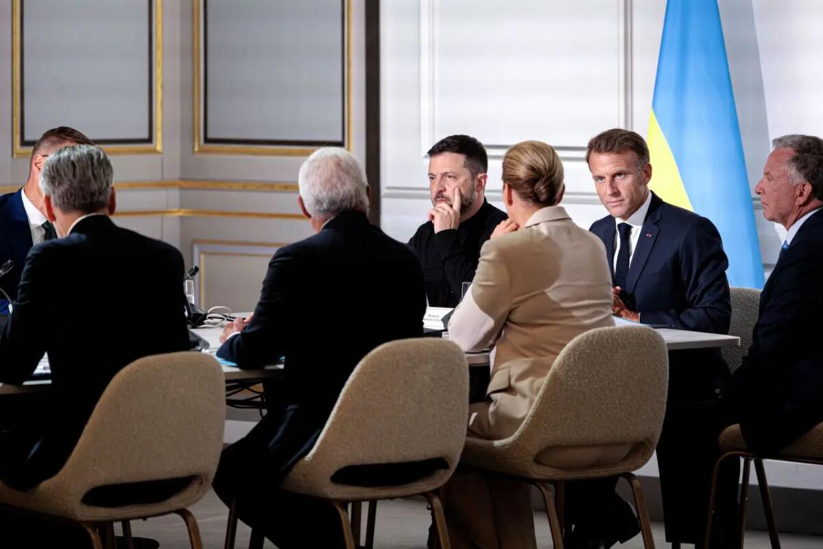 Zelensky vede Volenterosi a Parigi “Stiamo dando concretezza a garanzie” -