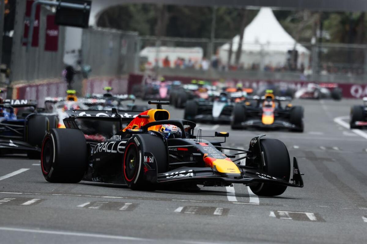 Verstappen trionfa in Azerbaijan, out il leader Piastri -
