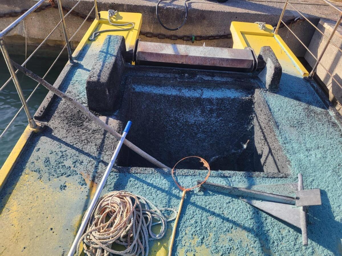 Tentano di incendiare un battello pulisci mare al porto di Campora, Occhiuto: “Farabutti” -