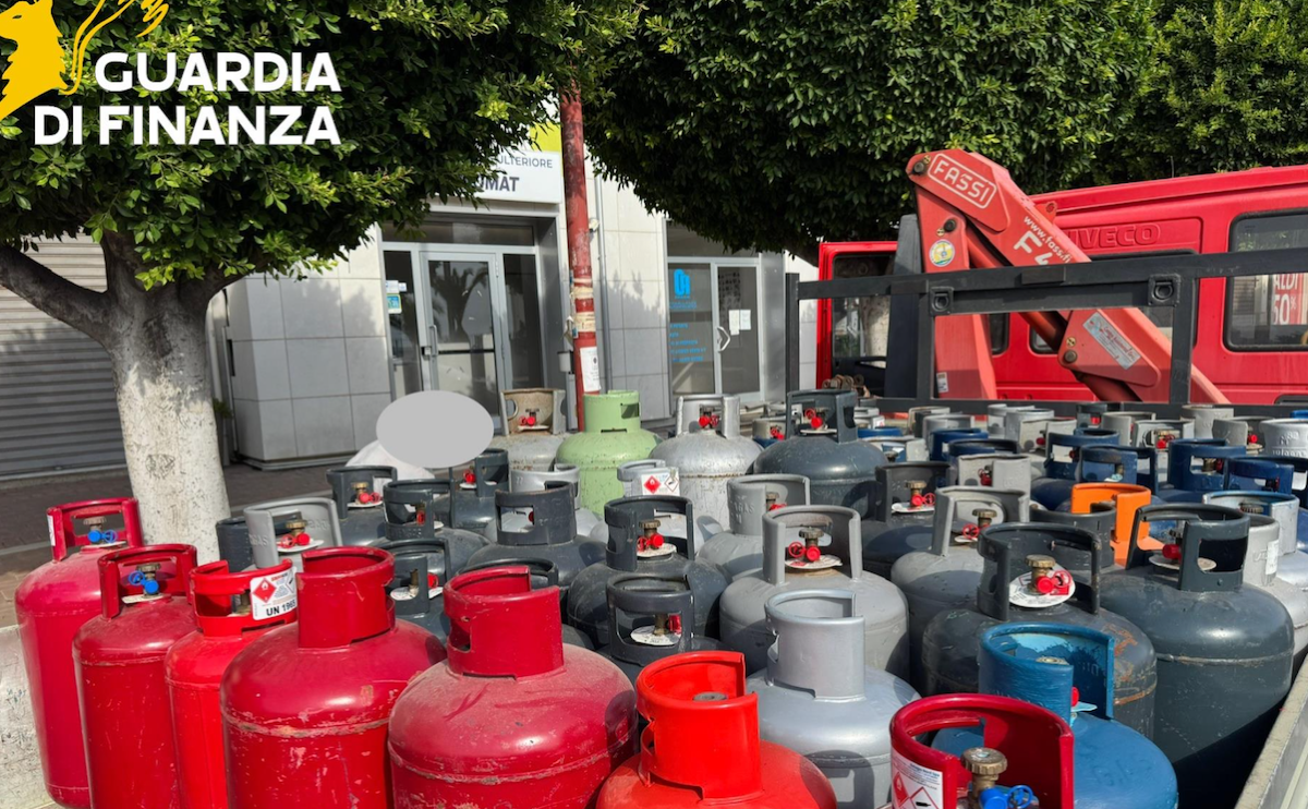 Crotone - Sequestrate 70 bombole di GPL trasportate illegalmente - 