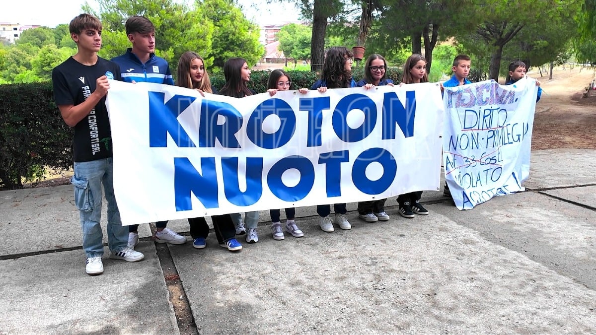 La Kroton Nuoto attende il ministro dello sport, Roberto Fantasia: "Il diritto allo sport ci è stato negato" - 