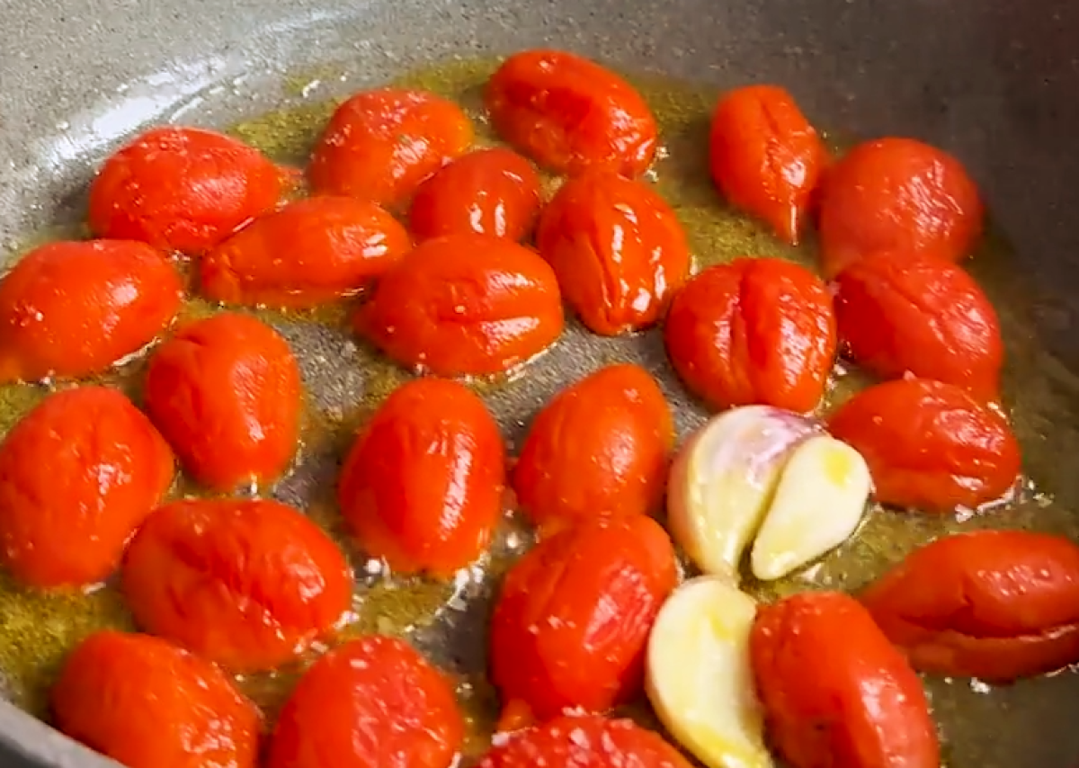 Un morso al sapore con pomodori ciliegina in padella - 