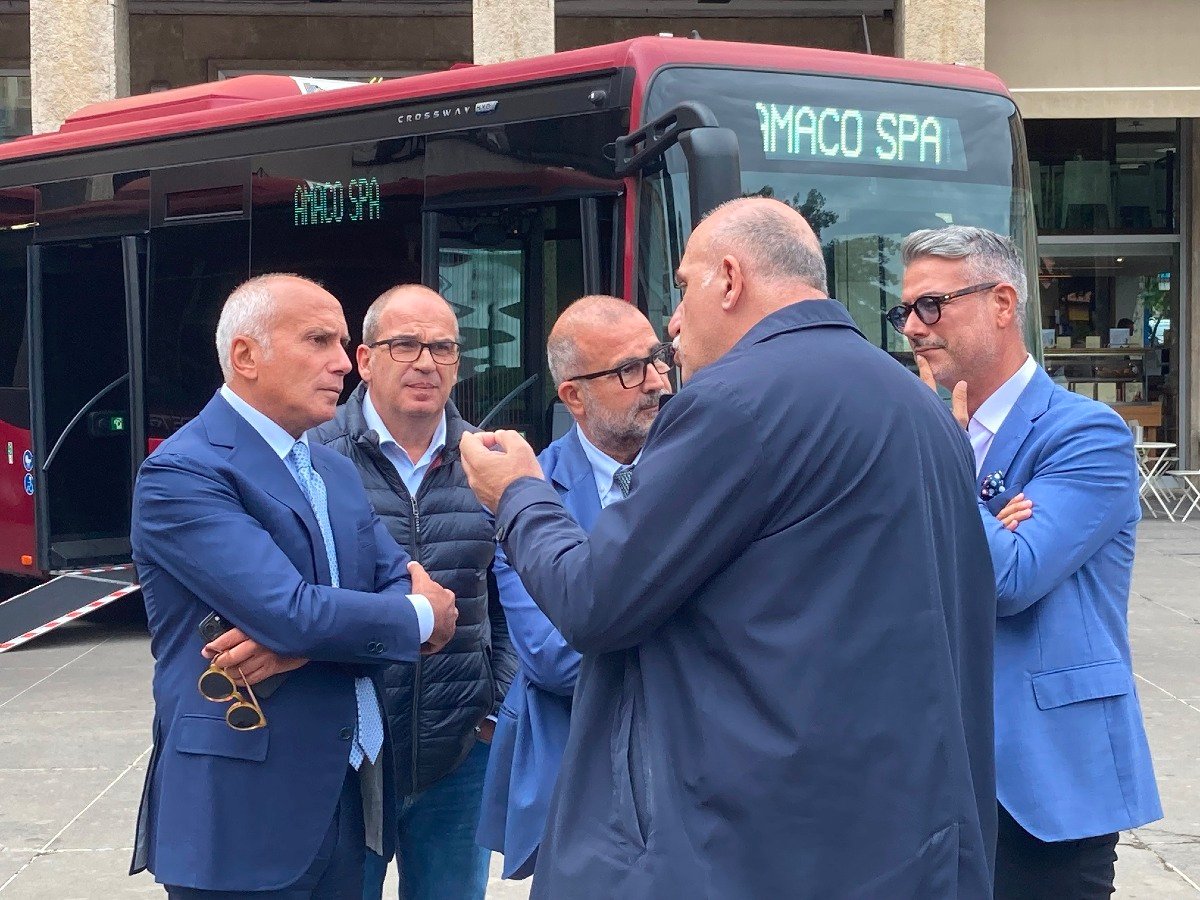 Cosenza, nuovi autobus Amaco presentati in Piazza dei Bruzi alla presenza del Sindaco Franz Caruso - 