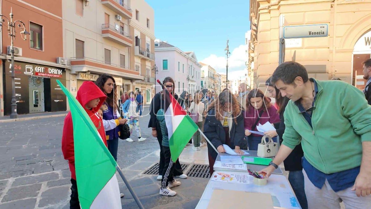 Crotone in piazza per la Palestina: sostegno alla Flotilla fermata da Israele - 
