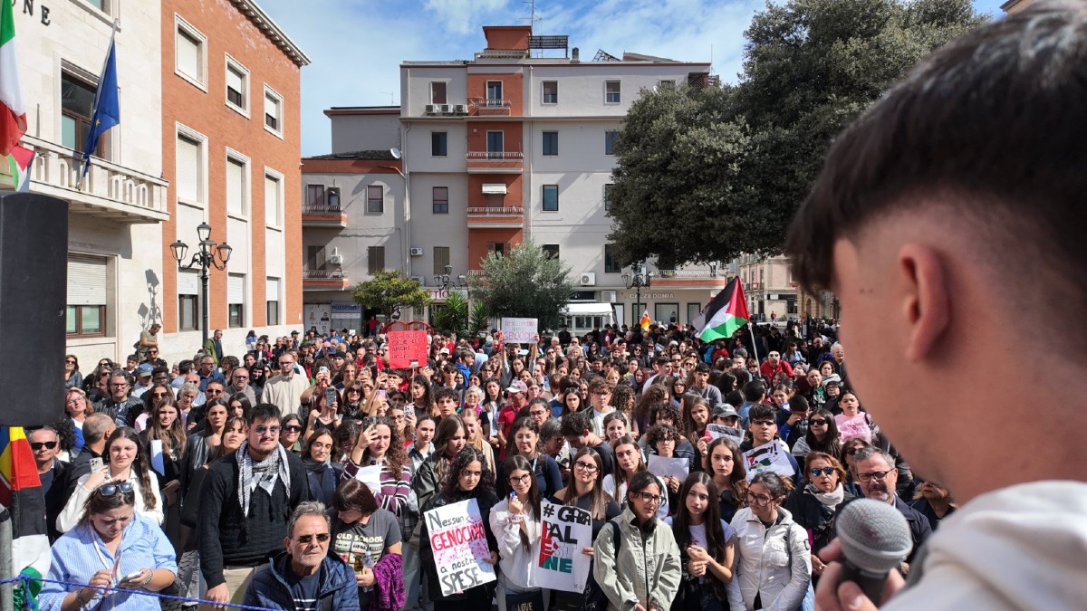(VIDEO) Solidarietà a Gaza, Crotone riempie piazza della Resistenza: “Difendere i diritti universali” - 