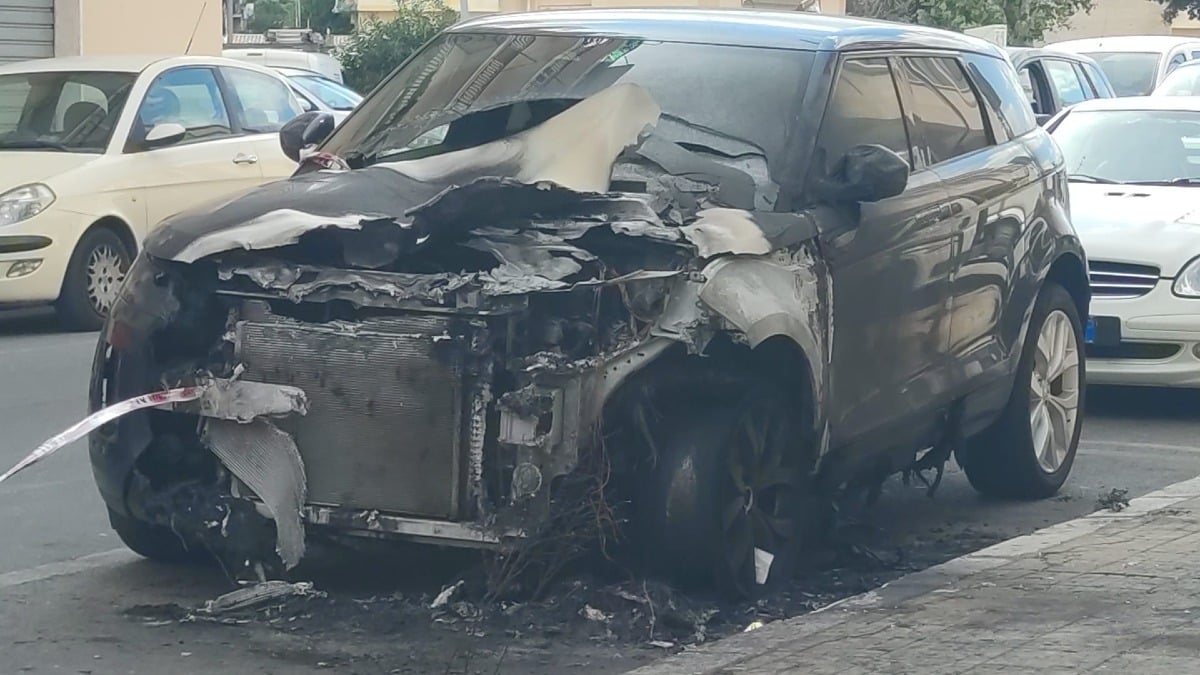 Crotone - Auto in fiamme vicino alla scuola Vittorio Alfieri: il vano motore distrutto - 