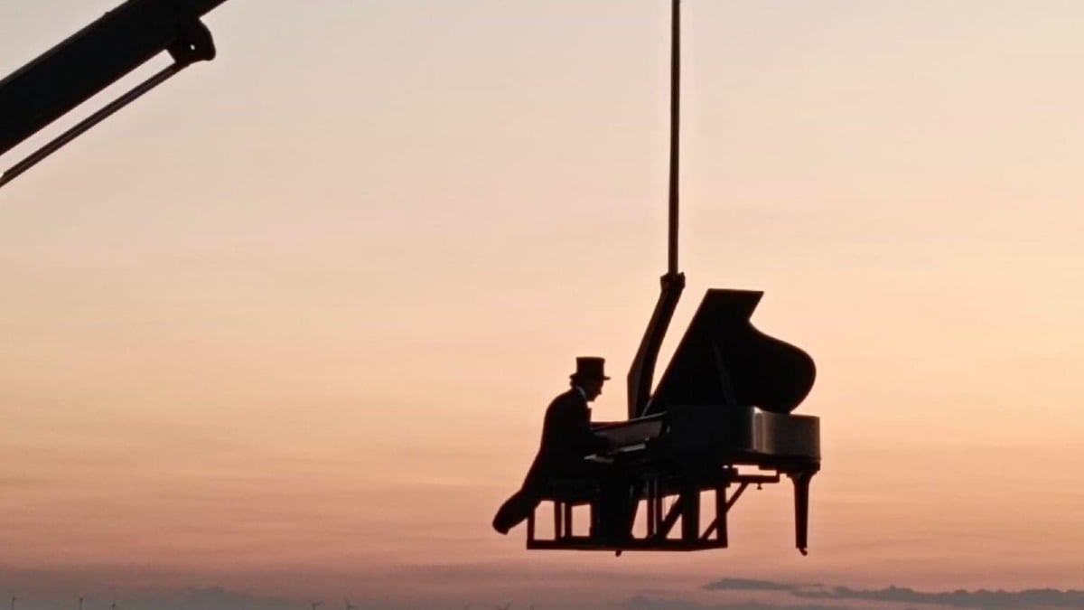 Suoni Sospesi a Crotone: il pianoforte volante di Paolo Zanarella emoziona la città - viale Regina Margherita