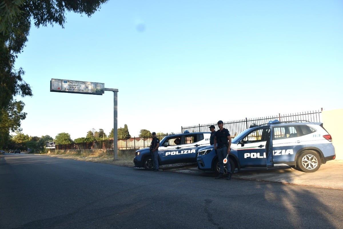 Maxi operazione della Polizia a Isola e Crotone: oltre 900 persone controllate, 5 denunce e sanzioni a locali commerciali - 
