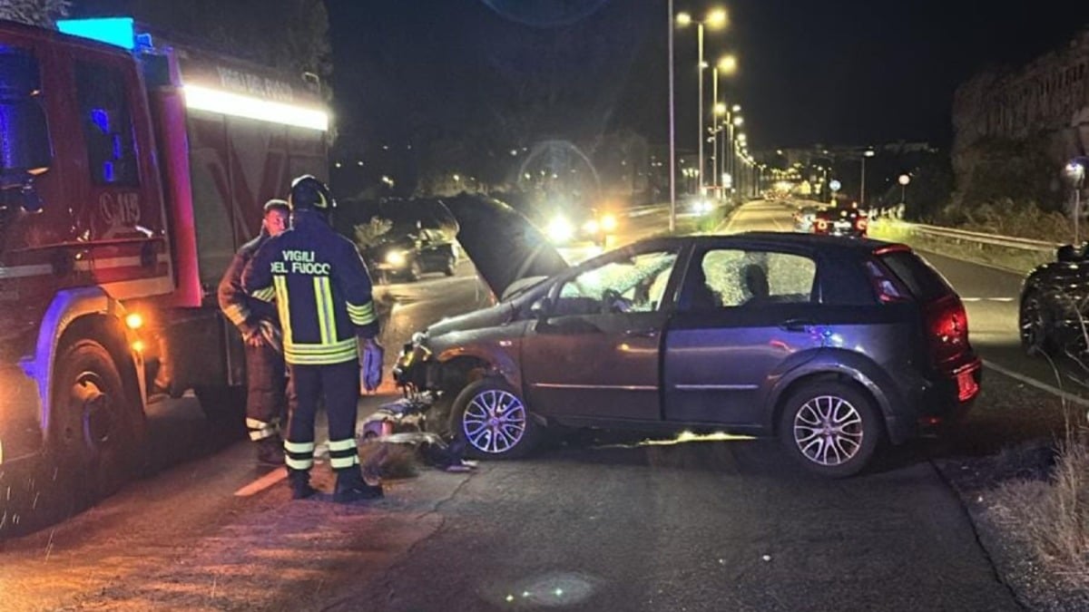 Incidente stradale a Crotone: auto finisce sullo spartitraffico, feriti due anziani -