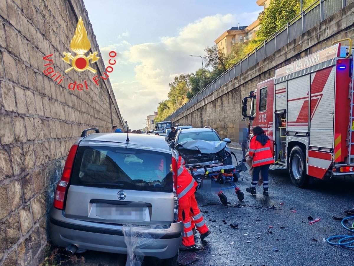 Incidente stradale a Catanzaro: grave ferito estratto dalle lamiere - 
