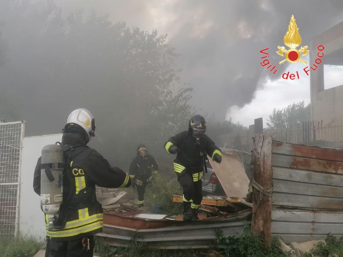 Catanzaro, incendio in discarica abusiva vicino al campo rom - 