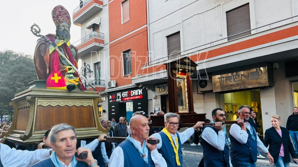 Crotone saluta il suo patrono San Dionigi con processione e messa solenne -