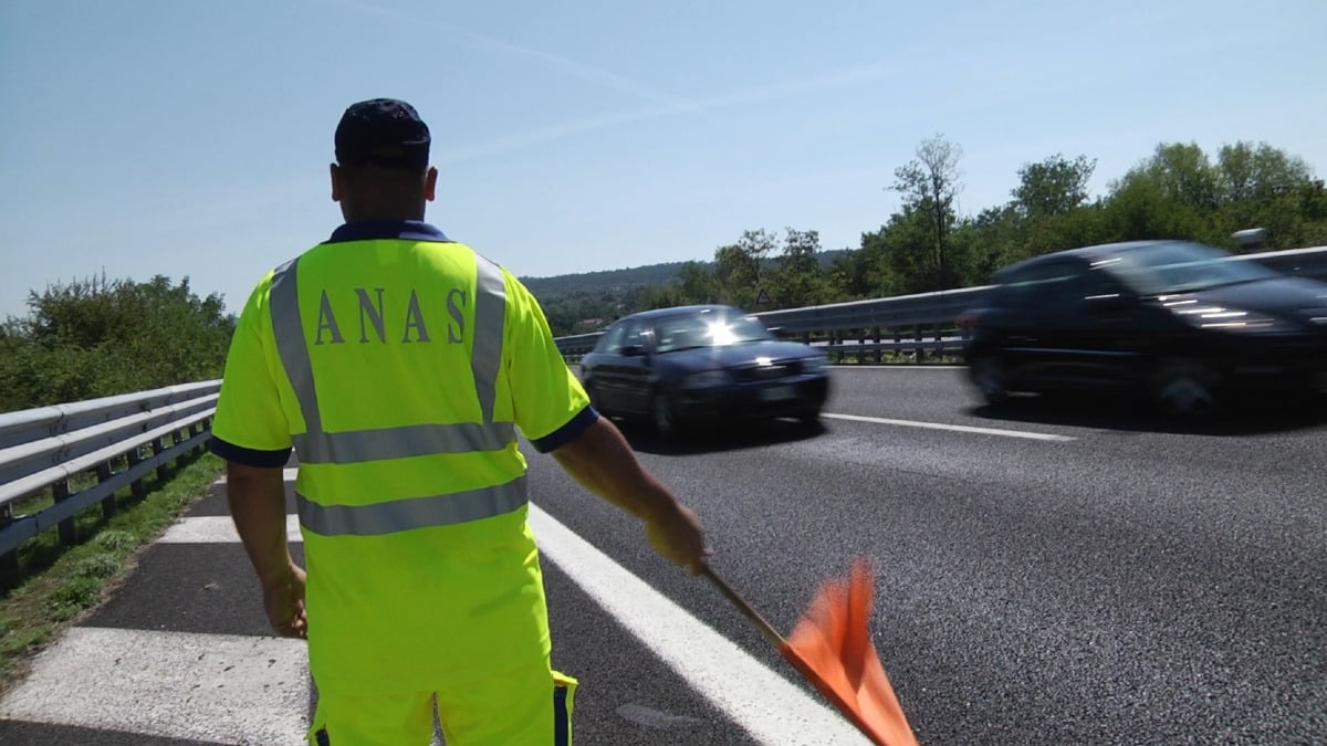 Incidente sulla A2 a Castrovillari: tir fuori controllo e cantoniere investito -