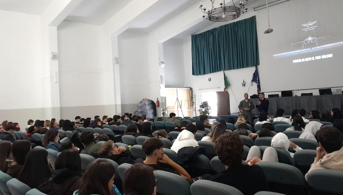 L'Aeronautica incontra gli studenti del “Barlacchi - Lucifero” di Crotone -