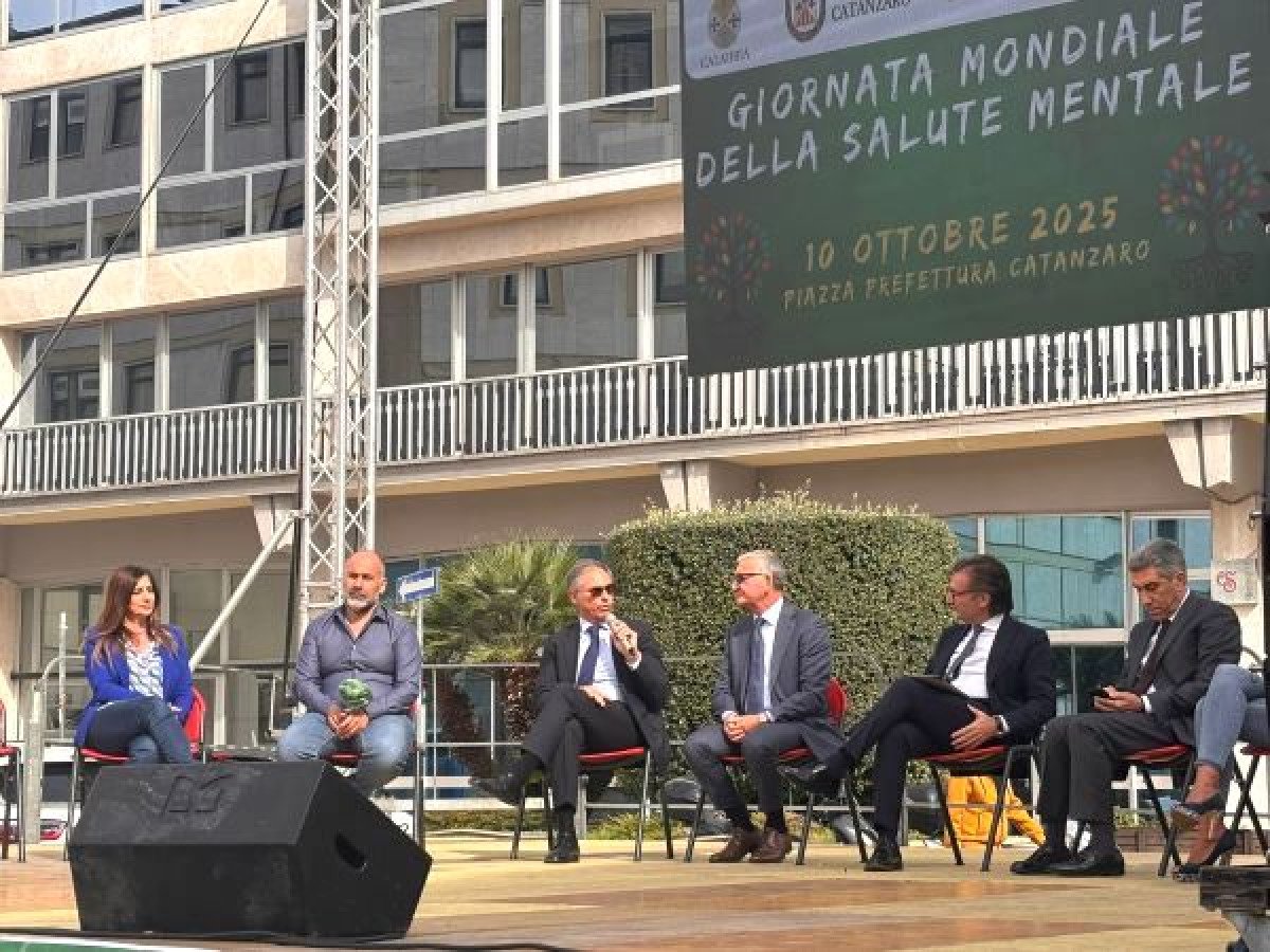 Catanzaro - Convegno in Piazza Prefettura per la Giornata Mondiale della Salute Mentale - 