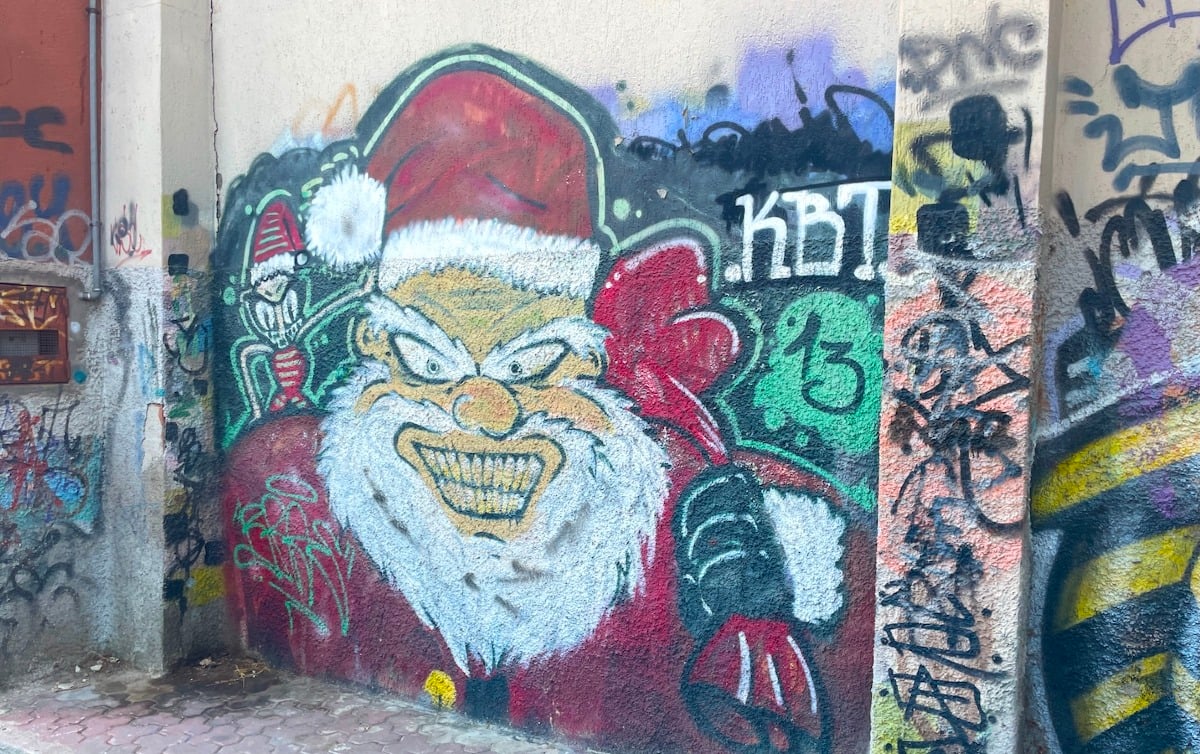 Tra i murales di Crotone – Il Babbo Natale “ribelle” di via Firenze - 