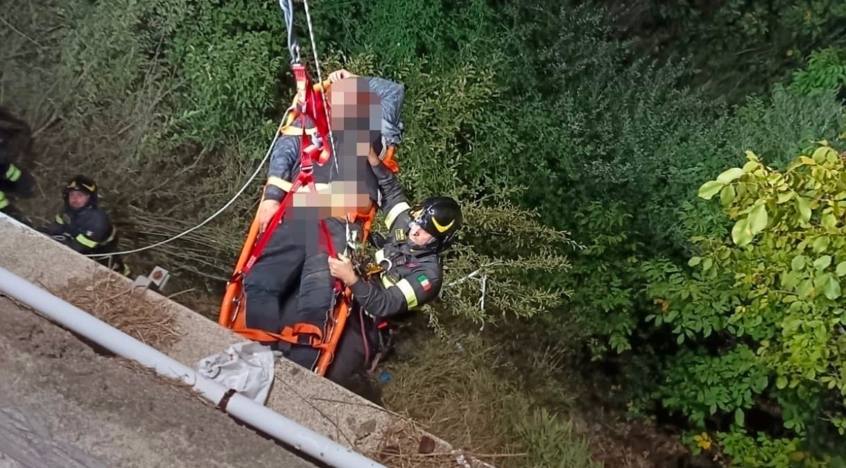 Uomo cade da un muretto durante la Festa dell’Uva a Donnici: salvato dai Vigili del Fuoco - 