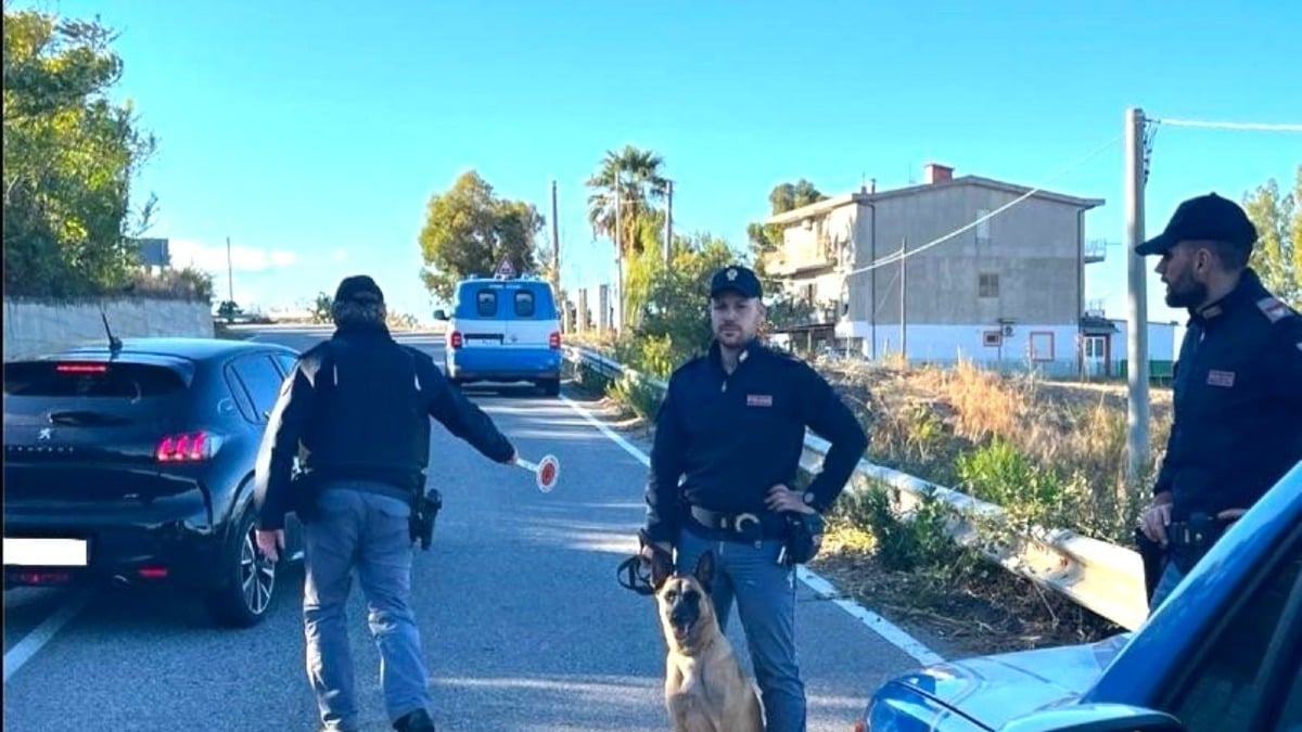 Crotone: la Polizia di Stato effettua controlli nel Capoluogo e nella frazione di Papanice - 