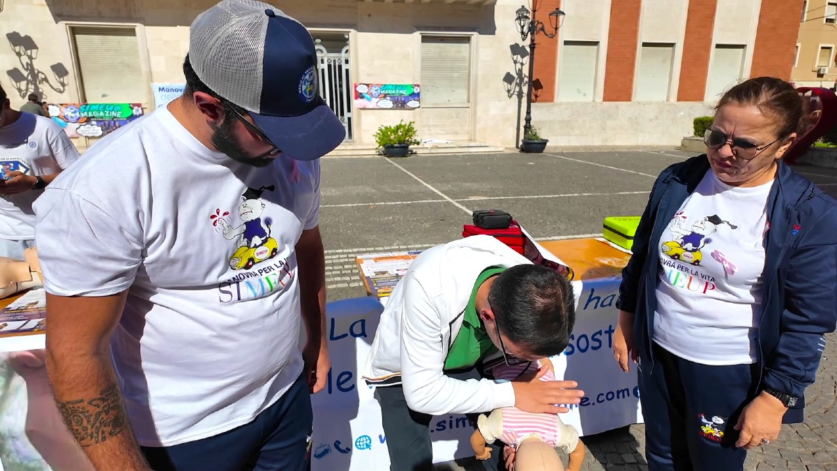 (VIDEO) Crotone, in Piazza della Resistenza le “Manovre per la Vita”: cittadini e famiglie imparano a salvare una vita - 