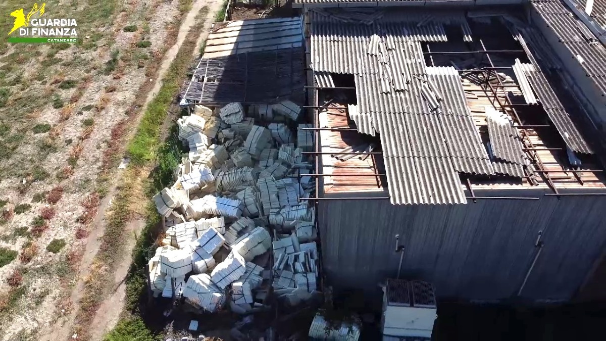 Discarica abusiva in capannone con copertura in eternit: tre persone denunciate a Isca dello Ionio - 