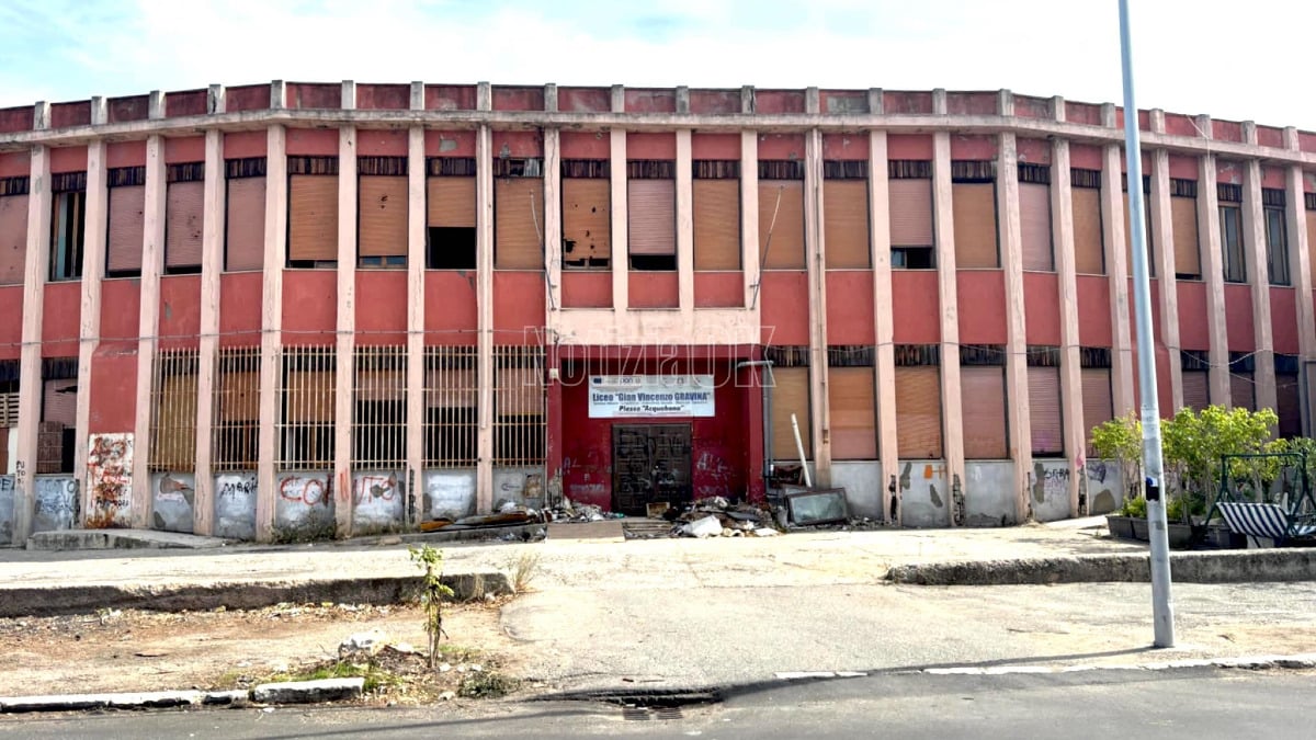 Crotone - L'ex liceo Linguistico da simbolo di istruzione a luogo abbandonato e degradato - 