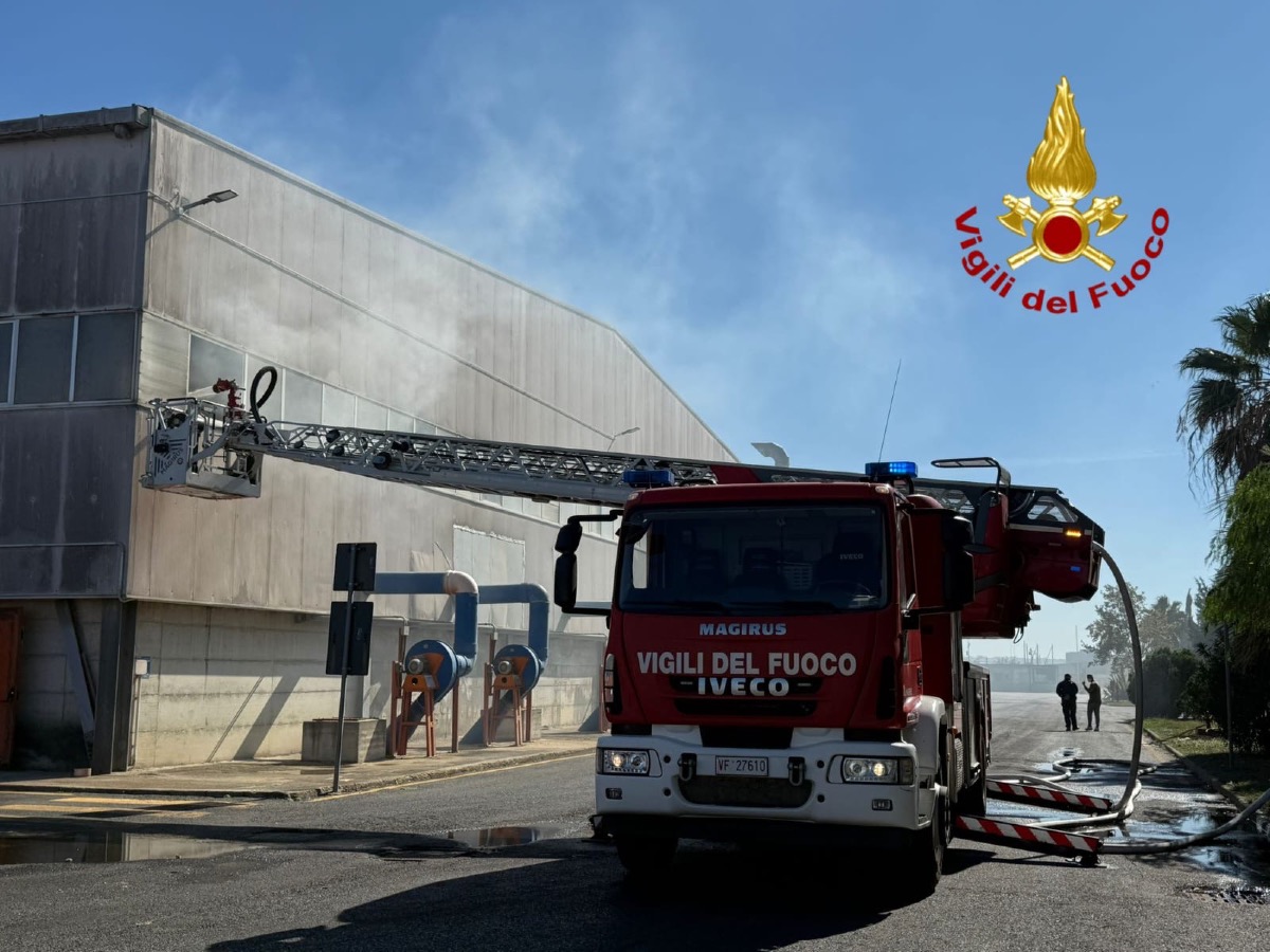 (VIDEO) Incendio nell’azienda di smaltimento rifiuti a Crotone - 