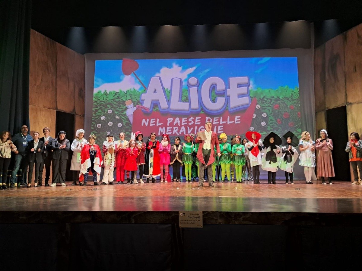 Catanzaro, Alice nel Paese delle Meraviglie incanta il Teatro “Comunale” -