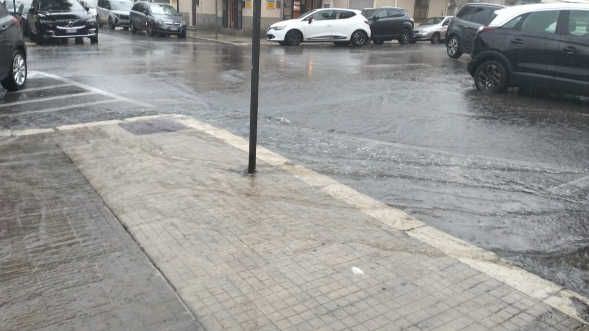 Crotone sotto la pioggia: città allagata e disagi in molte zone -