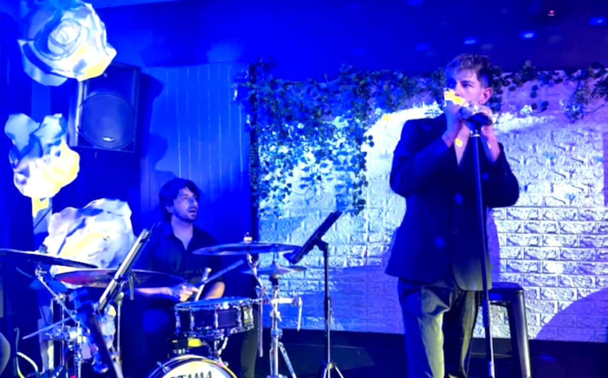 Simone Romano porta la cover band di Achille Lauro in Calabria -
