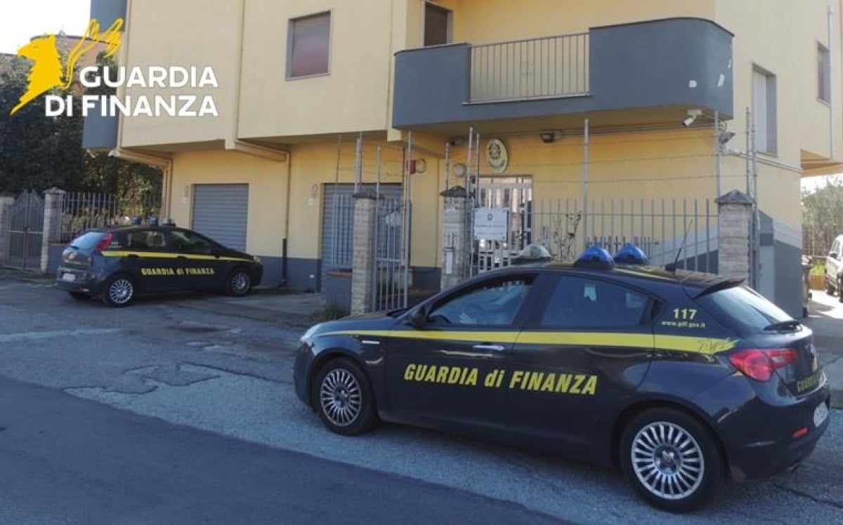 Cosenza - Imprenditore sospeso e società sottoposta a sequestro per frode Fiscale -