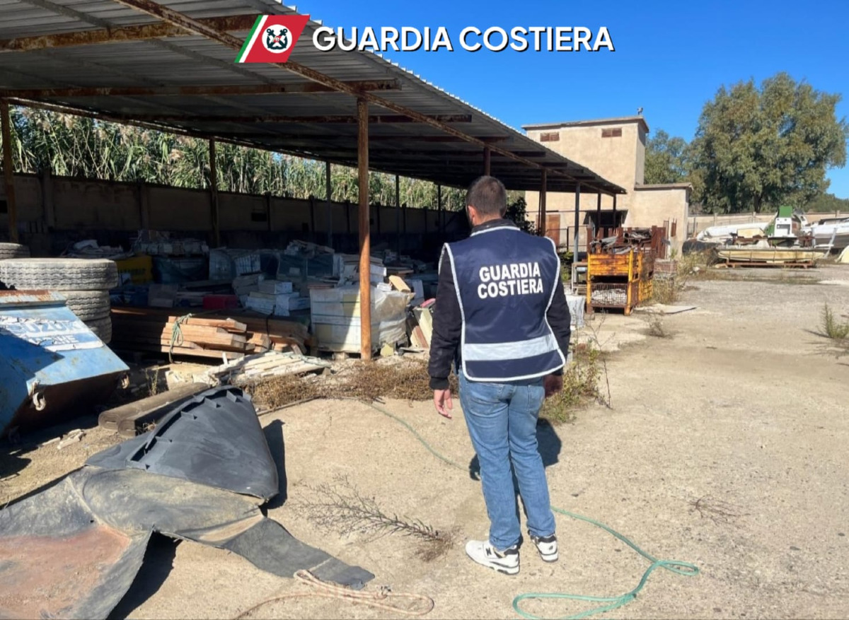 Crotone - Sequestrata area commerciale con discarica abusiva -