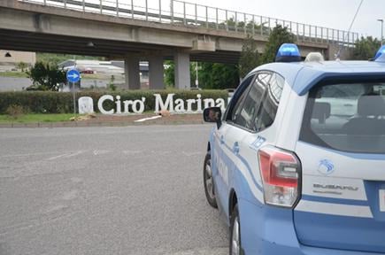 Cirò Marina - Blitz della Polizia: 405 persone identificate e droga sequestrata -